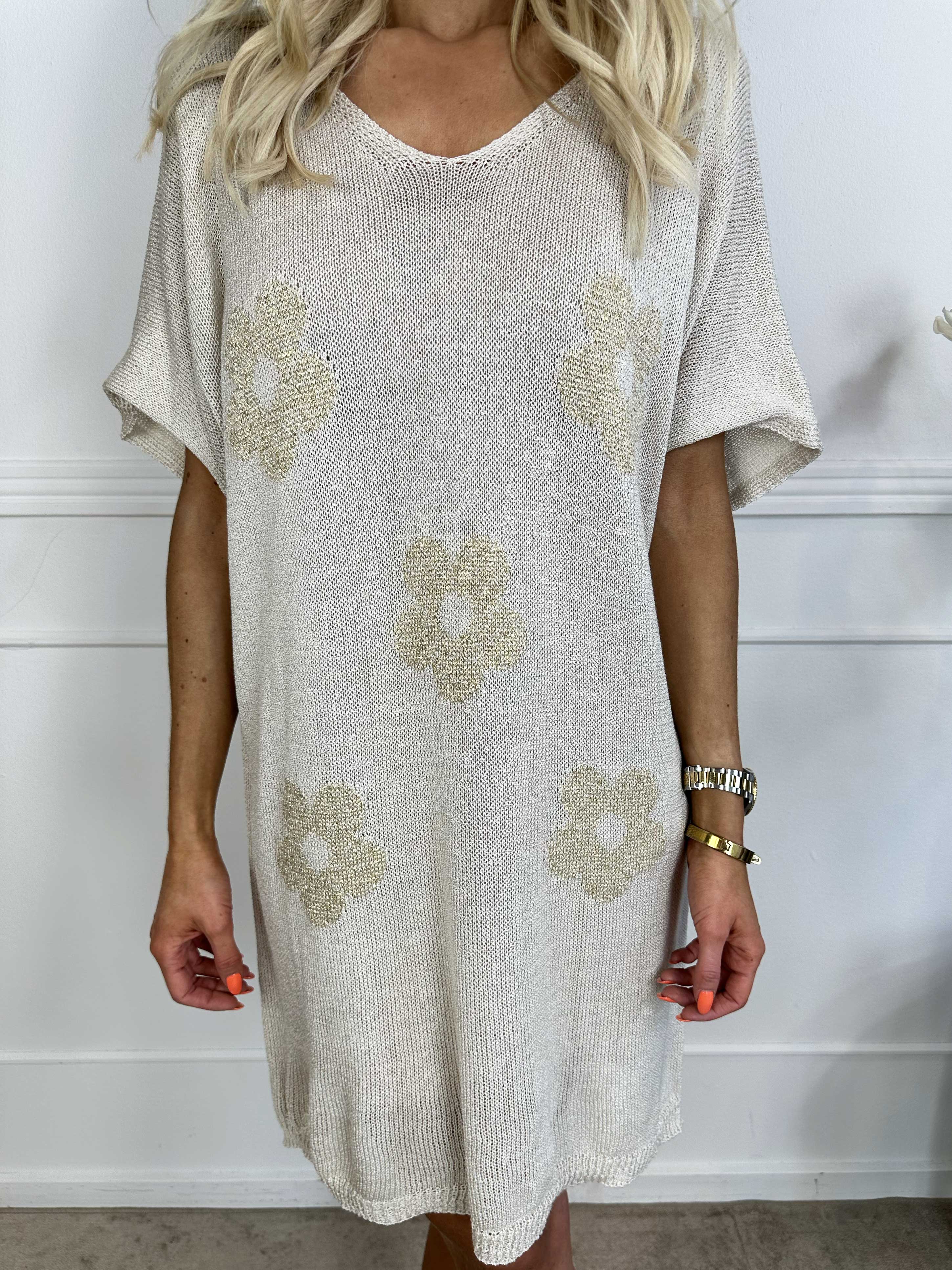 Emine - Söt stickad klänning med kort ärm och blommor och glittriga trådar